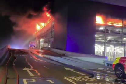 Imágenes de las llamas en el aeropuerto de Luton, en el norte de Londres.