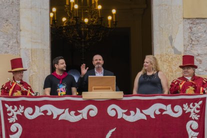 La plaça de la Font es va omplir de gom a gom per escoltar el Pregó de l'actor tarragoní Oriol Grau.