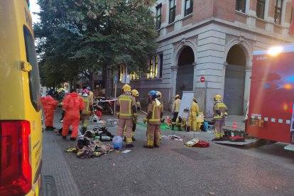 Efectivos de los Bomberos en la zona de Correos de Girona.