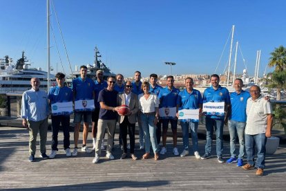 Durante el acto se ha firmado el convenio y los jugadores del primer equipo masculino del CBT han entregado una pelota firmada en la empresa.