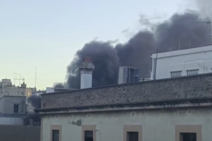 Imagen del humo que salía del edificio afectado.