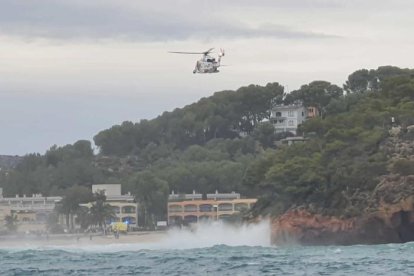 L'helimer 221 durant el rescat d'una jove a la platja de la Móra.