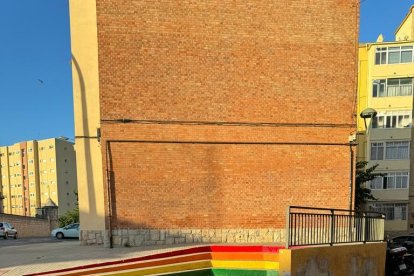 Elementos del espacio público que se han pintado con los colores de la bandera irisada.