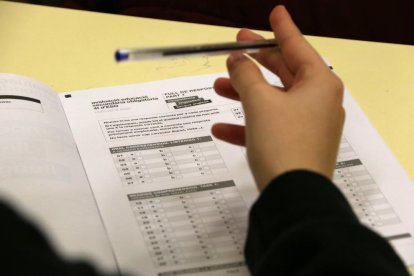 Pla detall d'un full de respostes de l'examen d'anglès de competències bàsiques.