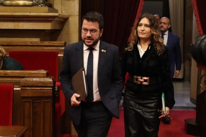 El president de la Generalitat, Pere Aragonès, i la consellera de la Presidència, Laura Vilagrà, entrant a l'hemicicle abans de la sessió de control.