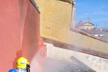 Los Bomberos haciendo las tareas de extinción.