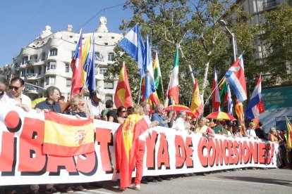 Pancarta de la manifestación convocada por España y Catalanes en el paseo de Gràcia.