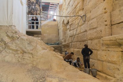 Imatge dels treballs d'excavació que s'estan duent a terme al recinte de culte imperial.