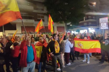 Unes cent persones es van aplegar davant la seu del PSC amb banderes d'Espanya.