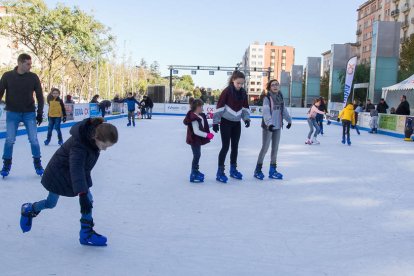 Imagen de archivo de unos usuarios de la pista de hielo en Navidad.