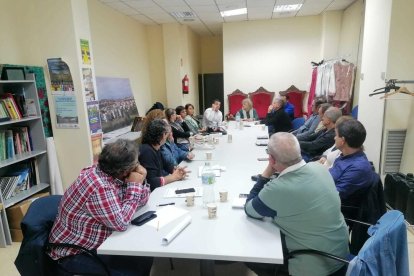 La plataforma también hace un llamamiento a los comercios de la ciudad para que cierren las luces como muestra de desecho.