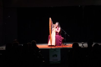 La arpista y cantante Anna Amigó ha sido la protagonista del pistoletazo de salida del Di(vi)nes.