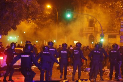 Agentes de la Policía Nacional intervienen durante la concentración de este lunes frente a la sede del PSOE en la calle Ferraz, en Madrid