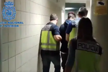 La Policía Nacional deteniendo al presunto agresor.