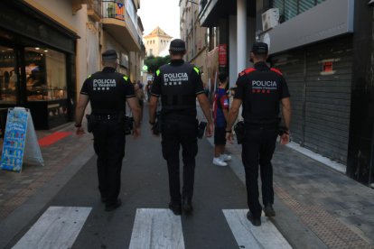 Agentes de la Policía Local de El Vendrell y de los Mossos patrullan en la Rambla del Vendrell durante la feria de Santa Teresa.