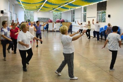 Taller de gimnasia en un casal municipal de gente mayor en Reus.