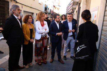 Pere Aragonès  durante la visita a las viviendas sociales compradas por el Govern en Salt (Girona), ayer.