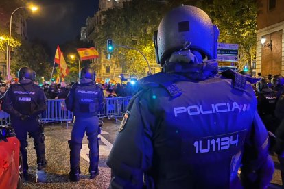 Agentes de policía custodian la sede del PSOE en la calle Ferraz de Madrid.