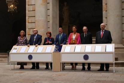 El jurado del Premio Planeta 2023 con las obras finalistas en la Lonja de Mar de Barcelona.