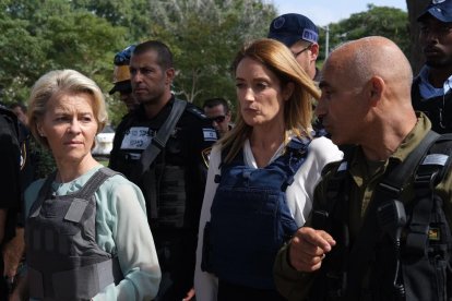 Las presidentas de la CE y el PE, Ursula von der Leyen y Roberta Metsola, durante una visita a Israel este viernes.