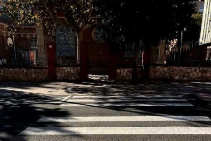 Pictogramas al paso de peatones frente a la escuela Prat de la Riba.