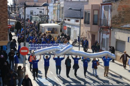 La marcha para reclamar que lleguen sedimentos para proteger el delta del Ebro, por su paso por Sant Jaume d'Enveja.