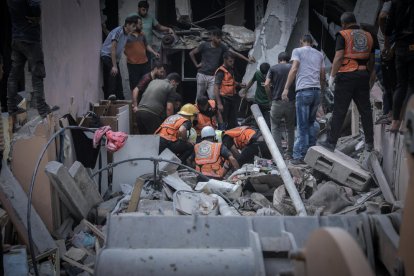 Los servicios de emergencia buscan víctimas después de un bombardeo en Gaza.