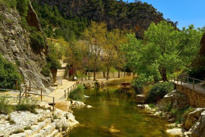 Las piscinas naturales de la Fontcalda se extienden entre las sierras de la Mola y el Crestall.