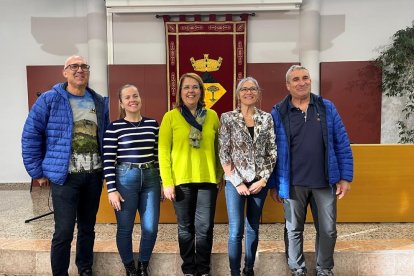 La alcaldesa, Assumpció Castellví; y la concejala de Deportes, Yolanda Marqués, con los representantes de las entidades locales que organizan la carrera.