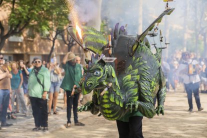 Els elements de foc van esperar a arribar a l'Escola Teresa Miquel per encendre les metxes.