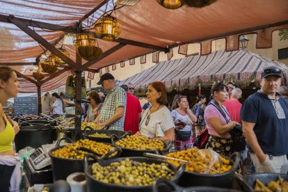 Algunes de les parades del mercat, ahir al matí.