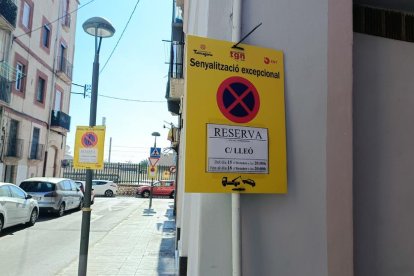 La senyalització col·locada al carrer del Lleó i al d'Enric d'Ossó.