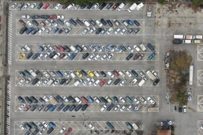 Fotografia aèria del dipòsit municipal de vehicles, des d'on es generarà energia solar.