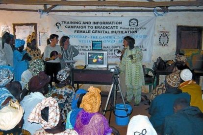 Unas agentes de los Mossos d'Esquadra explican el protocolo de prevención de la ablación en un poblado de Gambia.