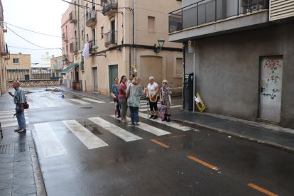 Alguns dels manifestants, al carrer Rebolledo de Tarragona.