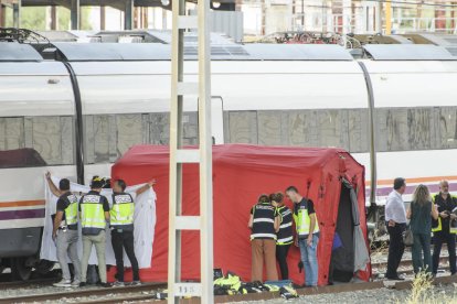 Agents del Cos Nacional de Policia, de l'UME i de seguretat de Renfe al costat del cos que ha estat trobat aquest dilluns entre dos vagons d'un tren a l'estació de Santa Justa de Sevilla.