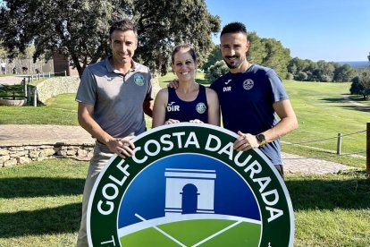 Natalia Rodríguez flanquejada per Xavi Pueyo, director de Pàdel, Tennis i DiR Golf Costa Daurada i Toni Navarrete, director d'Activitats Dirigides del DiR Golf Costa Daurada.