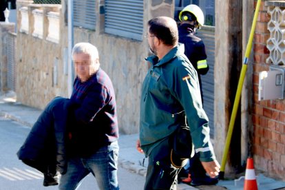 Uno de los detenidos por la operación de la Guardia Civil contra el tráfico de drogas en una urbanización de La Bisbal del Penedès.