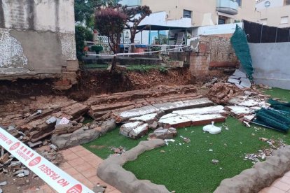 Una casa de Calafell amb un mur esfondrat a conseqüència del temporal.