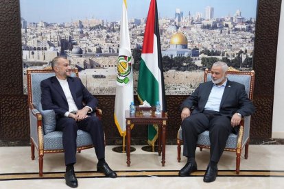 Una foto del líder de Hamás Ismail Haniyeh (a la derecha) junto al ministro de Asuntos Exteriores iraní Hossein Amir-Abdollahian en Doha.