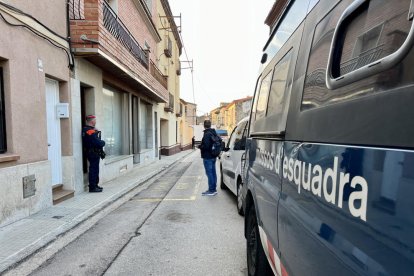 Lateral de un furgón de los Mossos en una entrada que la policía lleva a cabo en Sentmenat y que se enmarca en el operativo contra el grupo Combat 18.