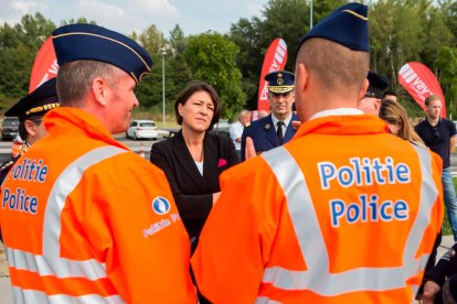 Imagen de archivo de dos miembros de la policía federal belga conversando con la excomisaria de Transport, Violeta Bulc.