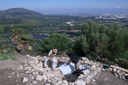 Vista de les excavacions al poblat ibèric de l'Antic d'Amposta, amb el Montsianell i la ciutat, al fons.