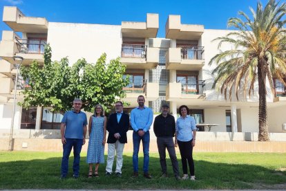 El subdelegado del Govern, Santiago José Castellà, visitó la antigua residencia el pasado 13 de octubre, con la alcaldesa, Assumpció Castellví, los concejales Ferran Conejo y Elidia López y los arquitectos Joan Gavaldà y Jordi Romera.