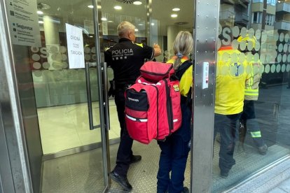 La Policia Local, els Bombers i els efectius del SEM entrant a la sucursal bancària de Blanes.