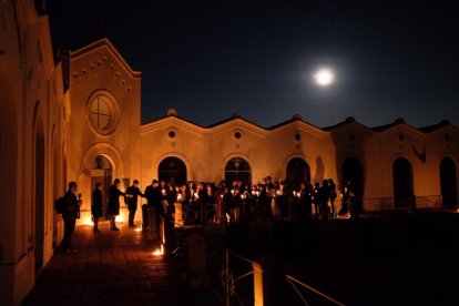 Imagen del cementerio de Reus durante las visitas nocturnas.