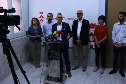 El alcalde de Amposta, Adam Tomàs, rodeado de concejales del equipo de gobierno presentando el proyecto de ordenanzas fiscales por 2024.