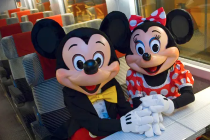 Mickey y Minnie Mouse en un tren.