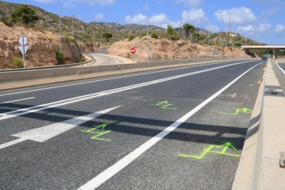 Marcas en el suelo en el kilómetro 1.122 de la N-340, donde este sábado los Mossos d'Esquadra dispararon a un conductor que les habría intentado embestir tras robar un coche en Amposta y saltarse un control policial.