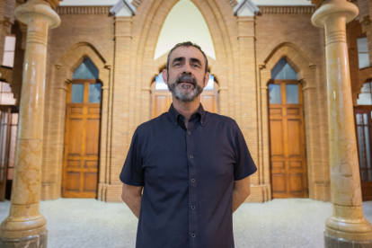 Imagen de Francisco Sardaña, director de la escuela, en la entrada principal del edificio.